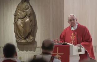 Papa Francisco durante a Missa em Santa Marta.