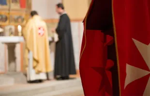 Celebração da Santa Missa com os emblemas da Ordem de Malta.