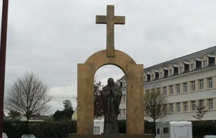 Monumento dedicado a São João Paulo II em Ploërmel (França) 