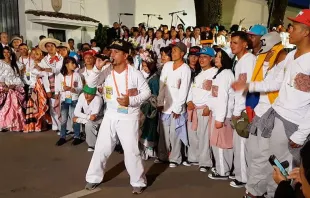 Os músicos IDIPRON cantam “Bienvenido Papa” (Bem-vindo Papa) em frente à Nunciatura em Bogotá.