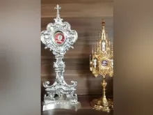 Relicários de São João Paulo II (prata) e Santa Faustina (dourado) 