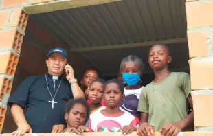 Dom Rubén Darío Jaramillo com uma família em sua nova casa em Buenaventura. Crédito: Diocese de Buenaventura