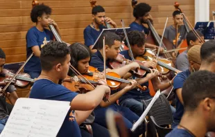 Ensaio na sede da orquestra, na Maré, Rio de Janeiro