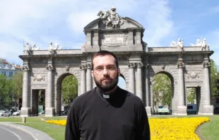 Pe. Ángel Briz, capelão militar na Porta do Alcalá (Madri).