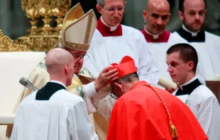 Papa impõe o barrete cardinalício a Juan José Omella, Arcebispo de Barcelona.