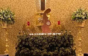 Imagem da “pachamama” como ostensório da Eucaristia sobre o altar da paróquia São João Macías, na área metropolitana de Guadalajara.