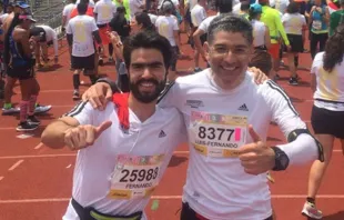 Pe. Luis Fernando Valdés (à direita) com um companheiro da sua equipe de corredores na Maratona da Cidade do México.