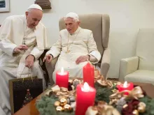 Papa Francisco saudando Bento XVI.