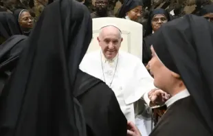 Papa Francisco com um grupo de freiras no Vaticano