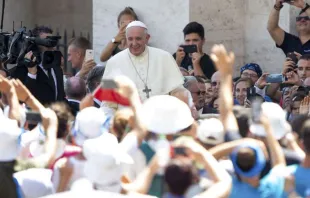 Papa Francisco em um encontro com os jovens na Praça de São Pedro. Crédito: Daniel Ibáñez (ACI)