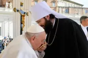 O papa Francisco cumprimenta o metropolita russo Antonij em 3 de maio de 2023