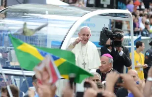 Papa Francisco saúda os jovens na JMJ Rio 2013