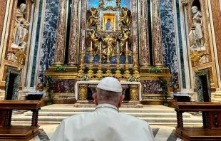 O papa Francisco reza diante da imagem da Virgem Salus Populi Romani.