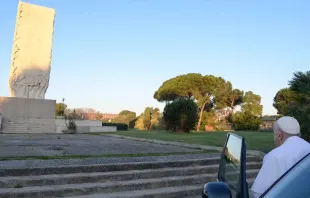 Papa Francisco reza diante do monumento aos caídos de Kindu