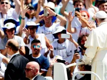 O Papa na Praça de São Pedro com os jovens.