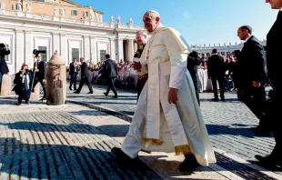 Papa Francisco antes de começar a Audiência. Foto Daniel Ibáñez