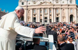 Papa Francisco saúda os fiéis reunidos no Vaticano,