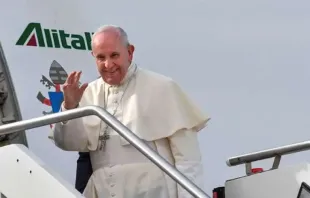 Imagem ilustrativa. Papa Francisco embarca em um avião.