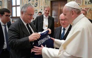 Dirigentes da Lazio entregam ao Papa uma camisa com o seu nome.