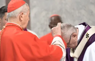 Cardeal Jozef Tomko impõe as cinzas ao Papa Francisco.