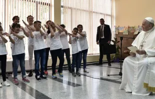 Papa Francisco visita Centro de refugiados Vrazhdebna.