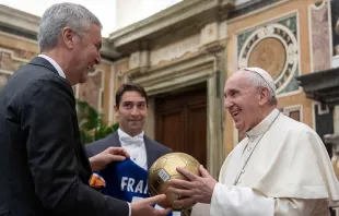 Papa Francisco saúda o presidente da Liga Nacional Italiana de Futebol Amador.