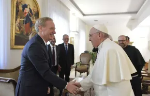 Papa Francisco com o presidente da Microsoft, Brad Smith.