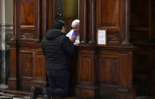 Papa atendendo confissão no Vaticano.