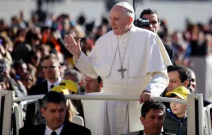 Papa saúda os fiéis durante a Audiência.