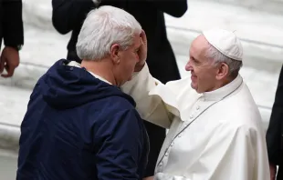 Papa abençoa um peregrino durante a Audiência.