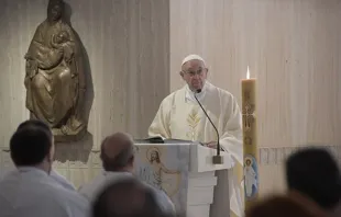 Papa pronuncia a homilia durante a Missa.