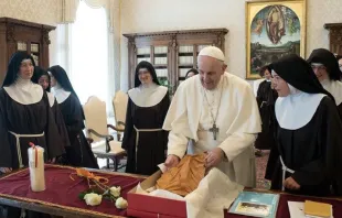 Papa Francisco com monjas de clausura.