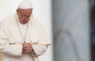 Papa Francisco rezando.