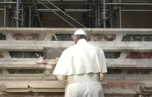 Papa faz uma oferta pelas vítimas do terremoto de Carpi no Duomo de Mirandola.