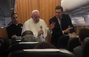 Papa Francisco no avião de regresso da Macedônia do Norte para Roma.