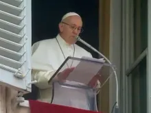 Papa Francisco durante a oração do Ângelus na manhã de hoje. Captura do YouTube