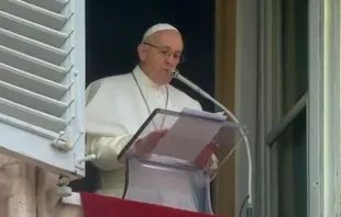 Papa Francisco durante a oração do Ângelus na manhã de hoje. Captura do YouTube