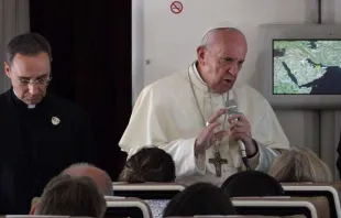 Papa Francisco no avião de retorno a Roma.