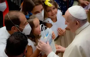 O papa Francisco cumprimenta uma família em uma audiência geral no Vaticano. Crédito: Daniel Ibáñez