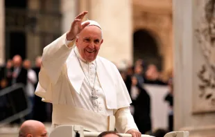 Papa Francisco saúda os fiéis reunidos na Praça de São Pedro durante a Audiência Geral.