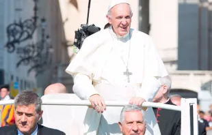 Papa Francisco chega à Praça de São Pedro.