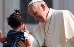 Papa Francisco saúda peregrinos.