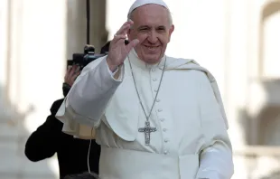 Papa saúda os fiéis na Praça de São Pedro.