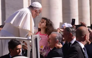 Papa Francisco saúda uma menina na Audiência Geral.