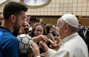 Papa Francisco assina bola de futebol na sala Paulo VI.