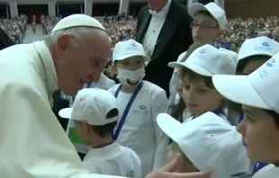 Papa Francisco saúda um grupo de crianças no Hospital ‘Bambino Gesú’ de Roma. Imagem captura Youtube