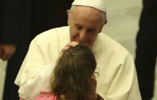 Papa Francisco abençoa uma jovem.