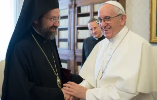 Papa Francisco saúda membro da delegação ortodoxa.