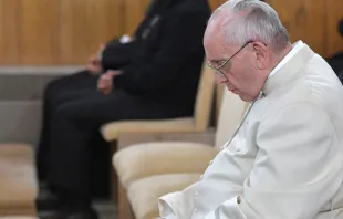 Papa Francisco meditando durante seus exercícios espirituais. Daniele Garofani (L'Osservatore Romano)