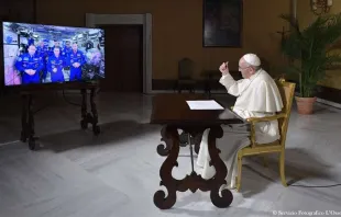 Papa Francisco conversa com os astronautas.